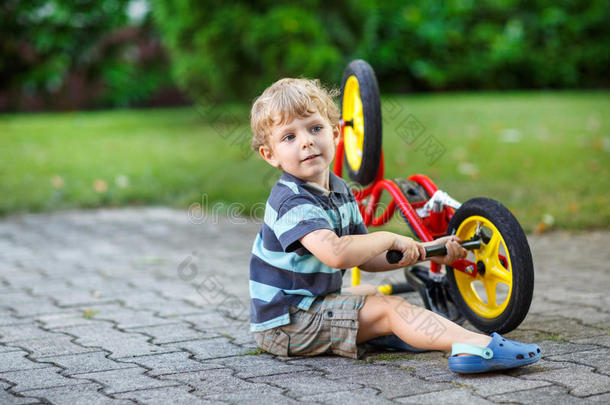 小男孩正在修理他的第一辆自行车