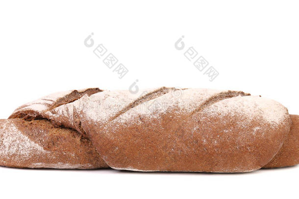 棕色面包在面粉上撒了粉。