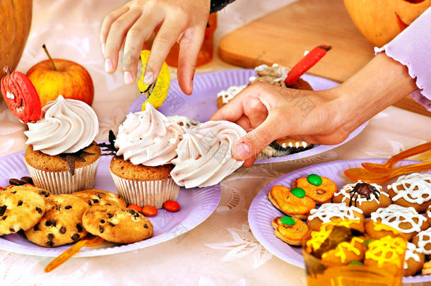 万圣节餐桌上有不给糖就捣蛋和小孩的手。