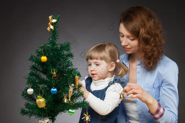 小女孩和她的<strong>妈妈装</strong>饰圣诞树