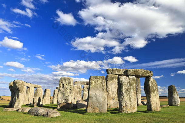 巨石阵英国威尔特郡索尔兹伯里附近的一座史前古石碑。它建于公元前3000年到公元前2000年的任何地方。