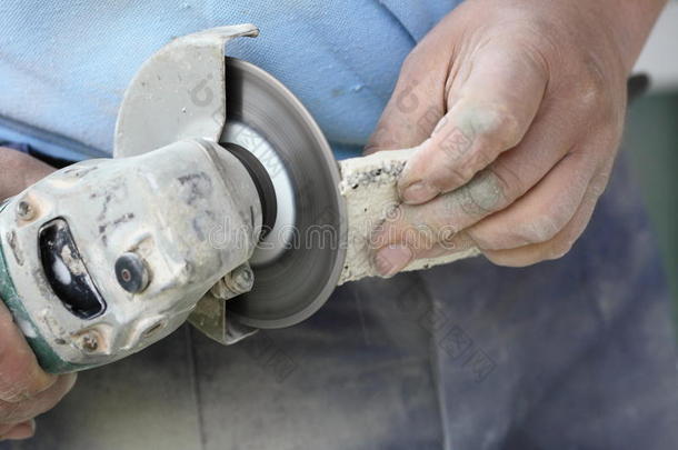 建筑工人使用角磨机切割瓷砖