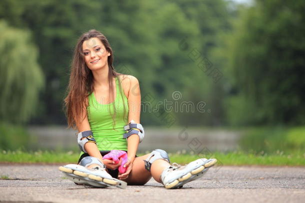 公园女子<strong>轮滑运动</strong>