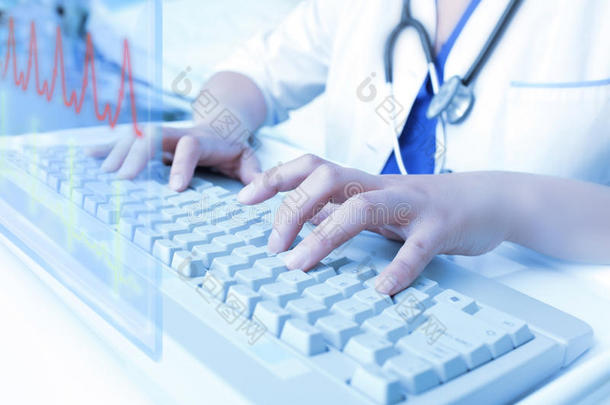 在虚拟计算机上工作的医生。