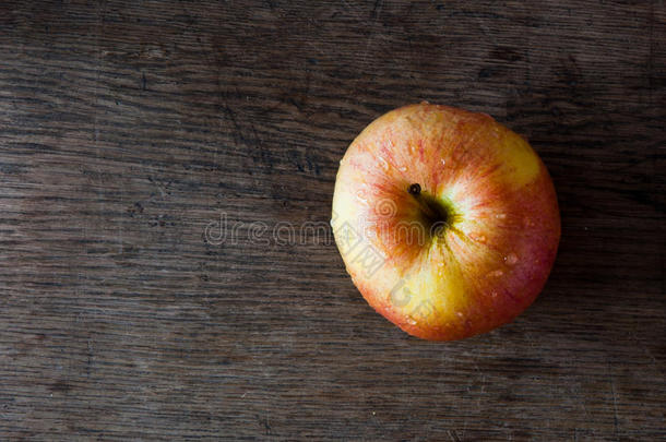 乡村木制桌面上的苹果