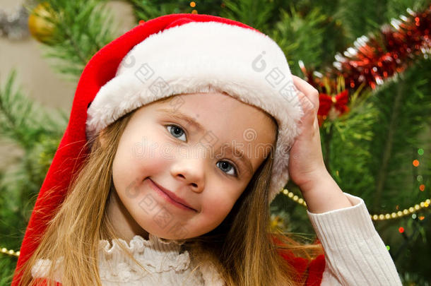 戴圣诞帽带礼物的小女孩过圣诞节
