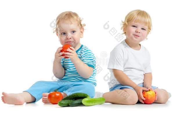 两个快乐的孩子吃健康的食物水果和蔬菜