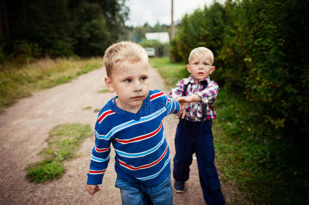 两个小男孩走路