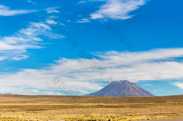 火山。安第斯山脉，库斯科-普诺路，秘鲁，南美洲。4910米以上。世界上最长的大陆山脉