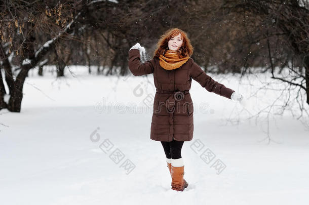 冬季公园里的年轻女子