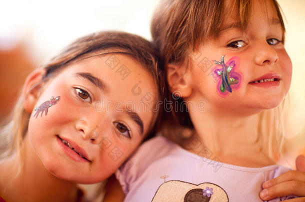 两个可爱的小女孩在聚会上展示她们的脸谱
