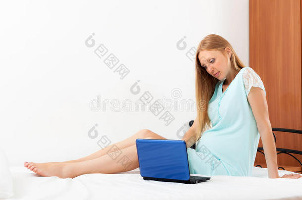 孕妇被蓝色笔记本电脑<strong>惊醒</strong>