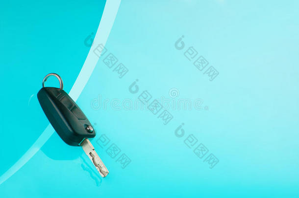 蓝色背景的车钥匙