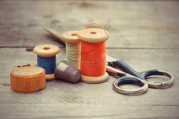 裁缝的工具-旧剪刀，线轴，胶带