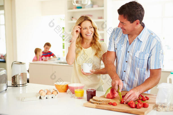 家长在厨房准备家庭早餐