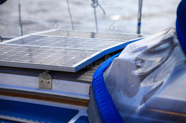帆船上的太阳能电池板。可再生生态能源
