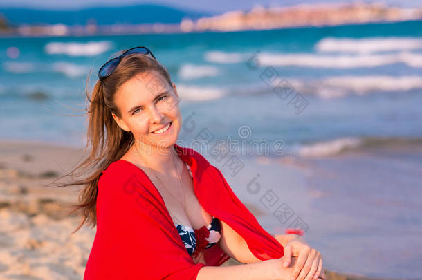 海滩上戴着<strong>红领巾的</strong>美女