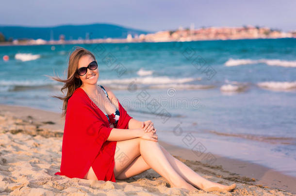 海滩上戴着<strong>红领巾的</strong>美女