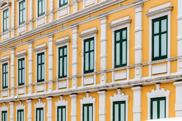 欧式黄色建筑，新古典主义建筑