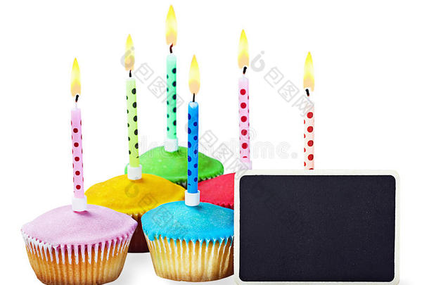 生日快乐带黑蜡烛的纸杯蛋糕表示祝贺