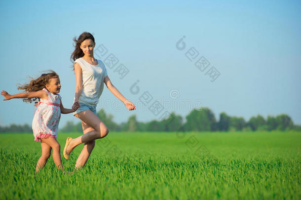 在绿色麦田奔跑的快乐少女