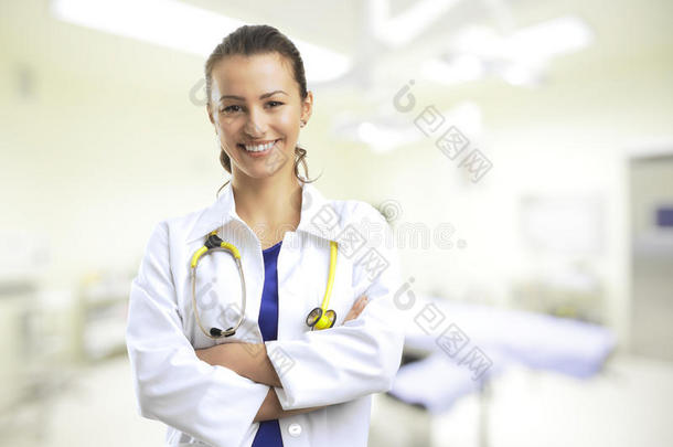 一位女医生双手交叉微笑的特写镜头