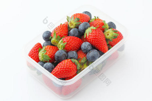 草莓和蓝莓混合在午餐盒里