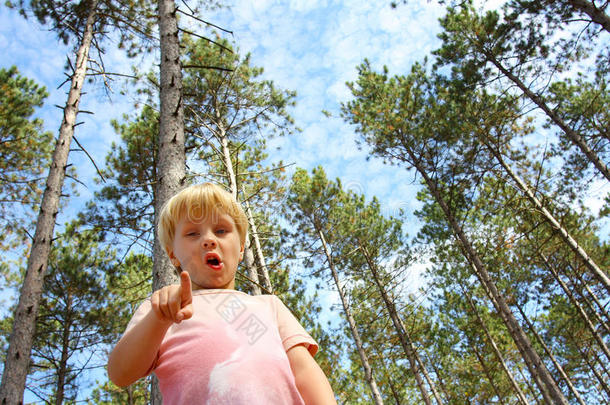 森林里的小孩指着照相机