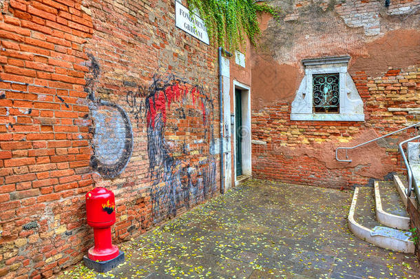 意大利威尼斯的砖墙和小庭院。