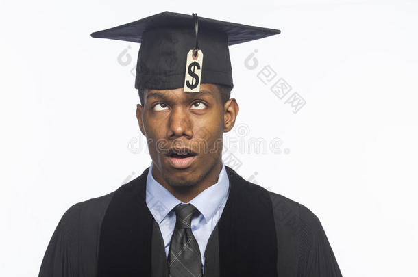 年轻的非裔美国<strong>大学毕业</strong>生，学费债务价格标签，水平