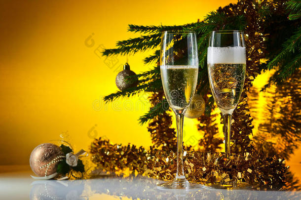 <strong>香槟</strong>和圣诞装饰品的<strong>玻璃杯</strong>