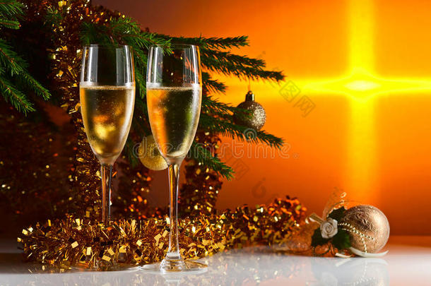 香槟和圣诞装饰品的玻璃杯
