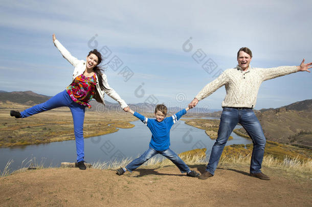 幸福<strong>的</strong>一家人在山上牵手