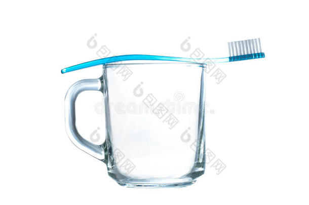 蓝色塑料牙刷放在白色透明玻璃杯上