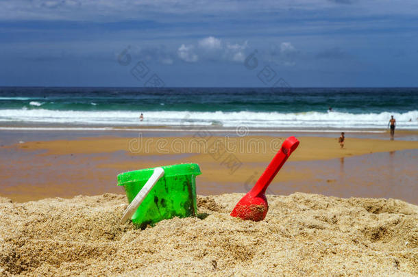 沙滩上五颜六色的海滩<strong>玩具</strong>