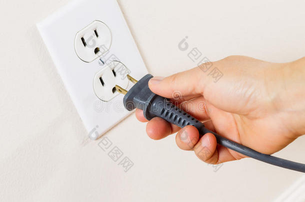将电源线插座插入墙壁插座