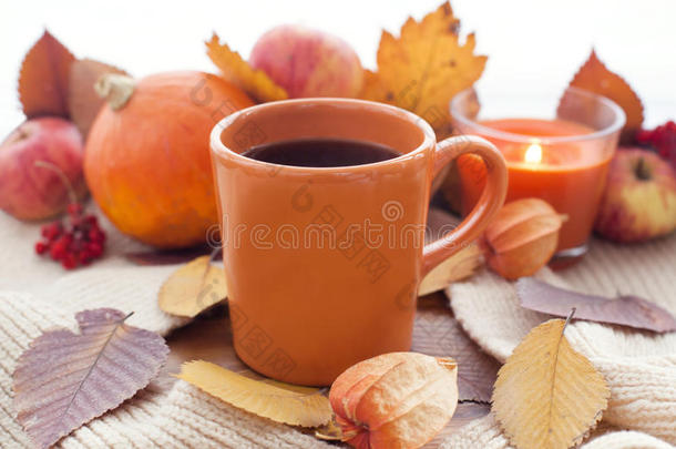 秋天树叶上的橙色<strong>咖啡杯</strong>