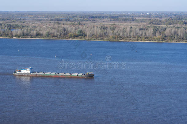 装载的干货船沿着伏尔加河漂流