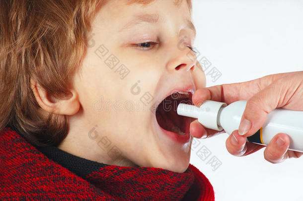 小男孩用医用喷雾剂呼吸