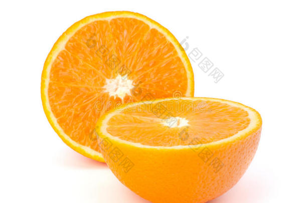 白色背景下分离的橙子切片