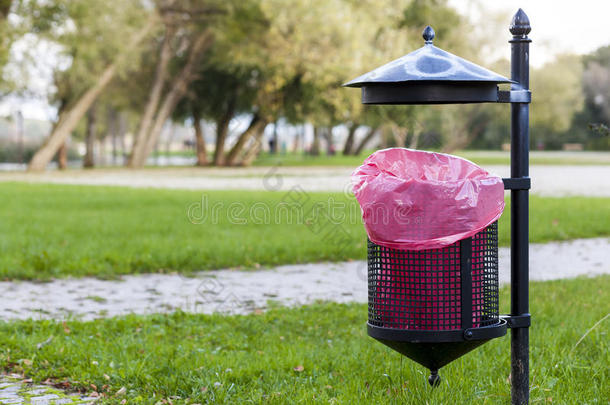 装粉红色塑料袋的垃圾桶。