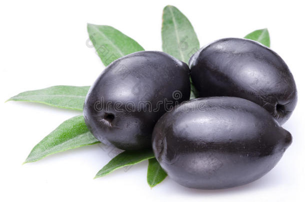 三个成熟的大黑橄榄。