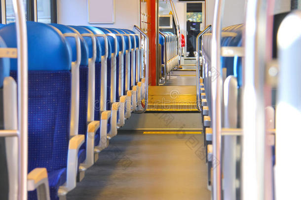 <strong>火车车厢</strong>里的一排座位。