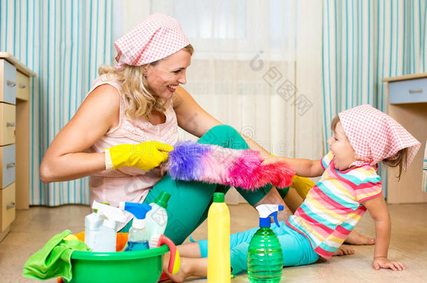 妈妈带着孩子打扫房间玩得开心