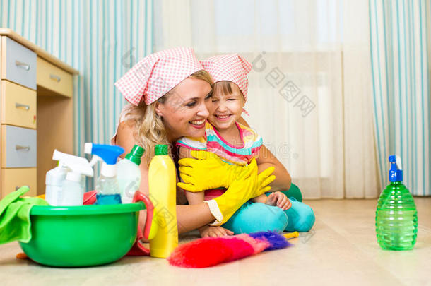 妈妈和孩子准备<strong>打扫房间</strong>