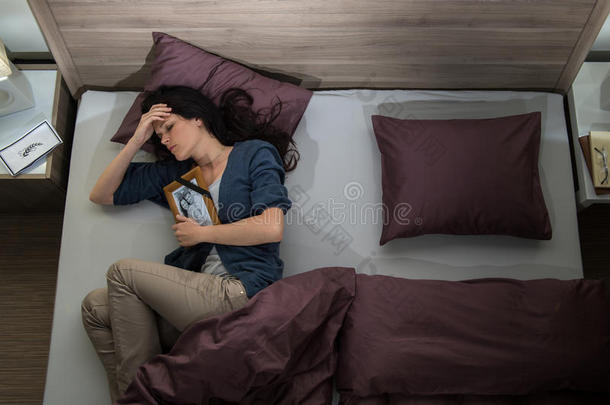 孤独的女人在床上<strong>思念</strong>死去的丈夫