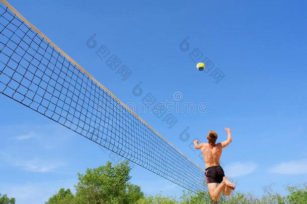 青少年打沙滩排球-带打击的跳高