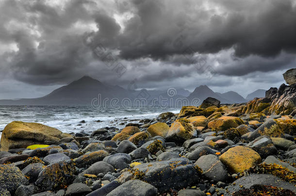 景观海岸线岩石和<strong>卡林</strong>山景观，苏格兰