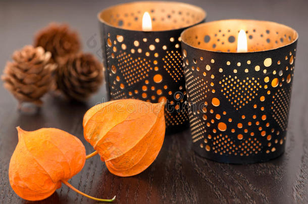 蜡烛和酸浆的秋季装饰
