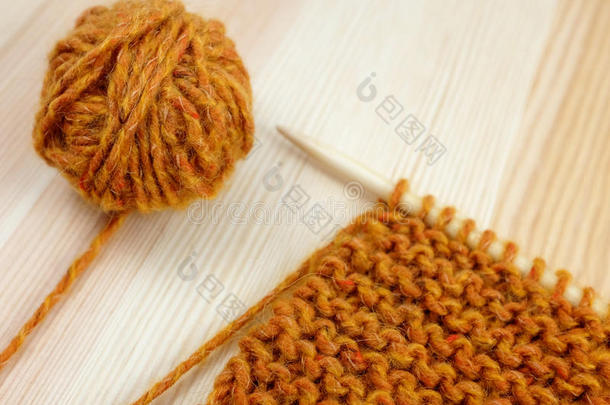 吊袜带针织品和橘色羊毛的特写